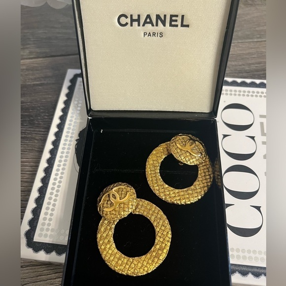 CHANEL Vintage Gold CC Logo Textured Hoop Clip On Earrings - Picture 9 of 10